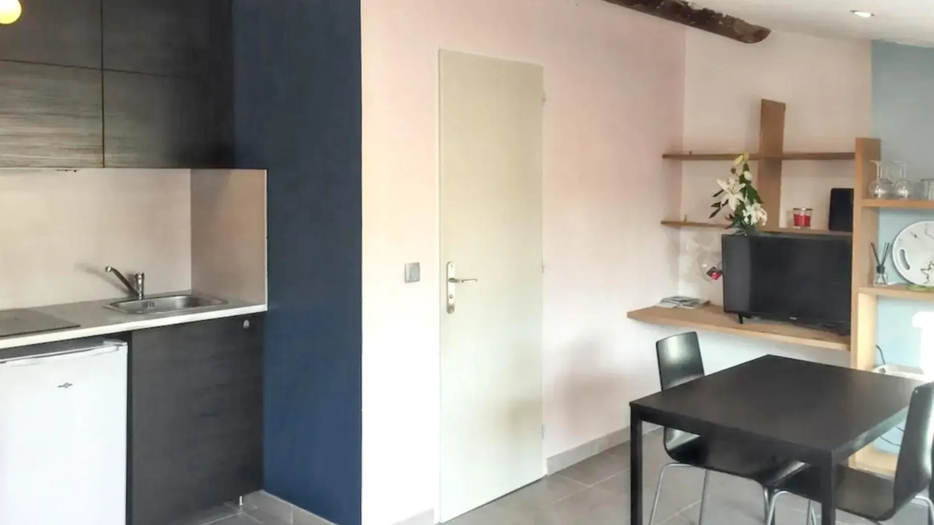 Studio Charmant Avec Terrasse A Aix En Provence 20 M² Vue Ville Aix-en-Provence Apartment